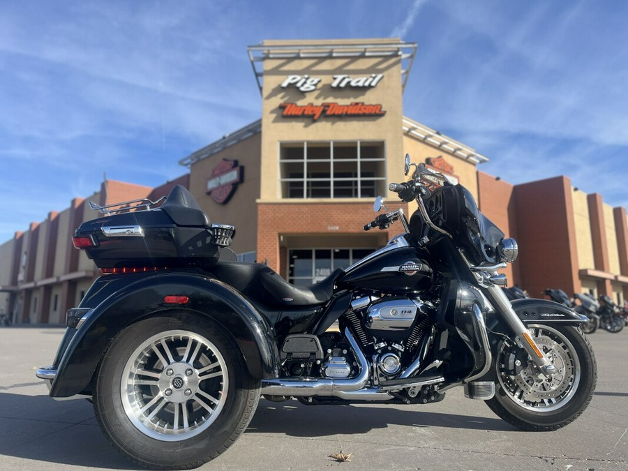 2024 Harley-Davidson® Tri Glide® Ultra FLHTCUTG Vivid Black 857097