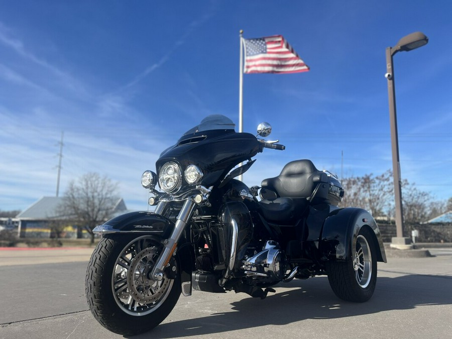 2024 Harley-Davidson® Tri Glide® Ultra FLHTCUTG Vivid Black 857097