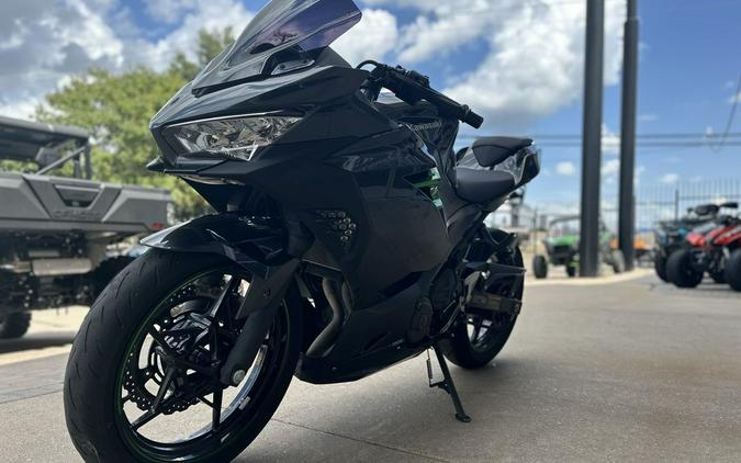 2023 Kawasaki Ninja® 400 ABS Matrix Camo Gray/Metallic Matte Carbon Gray