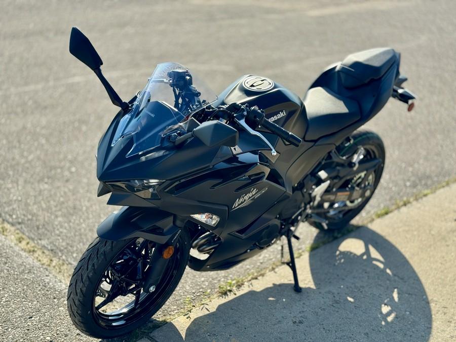 2026 Kawasaki Ninja® 500 Base