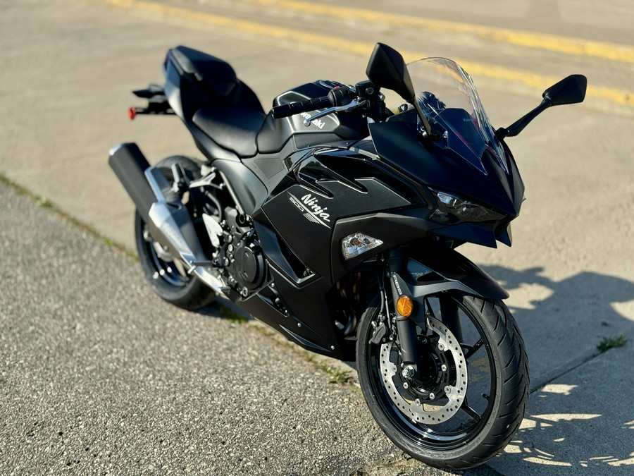 2026 Kawasaki Ninja® 500 Base