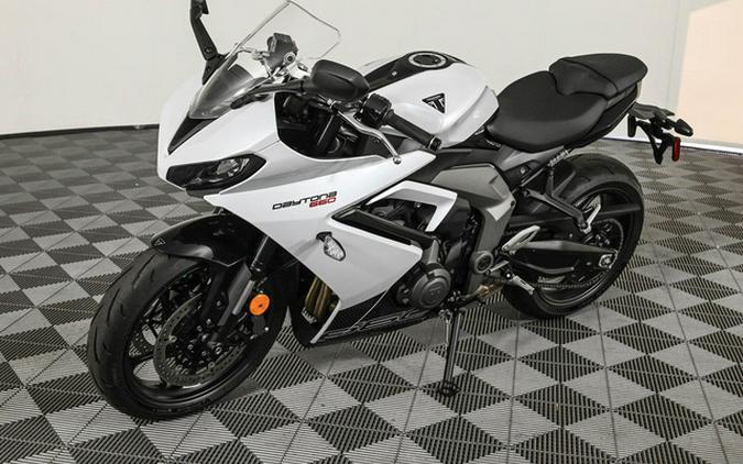 2025 Triumph Daytona 660 Snowdonia White/Sapphire Black 660