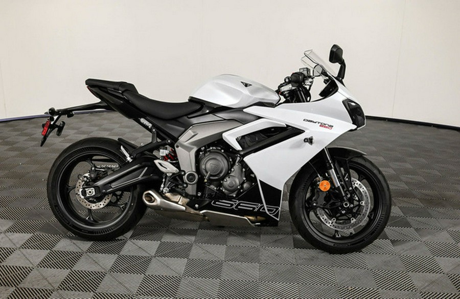 2025 Triumph Daytona 660 Snowdonia White/Sapphire Black 660