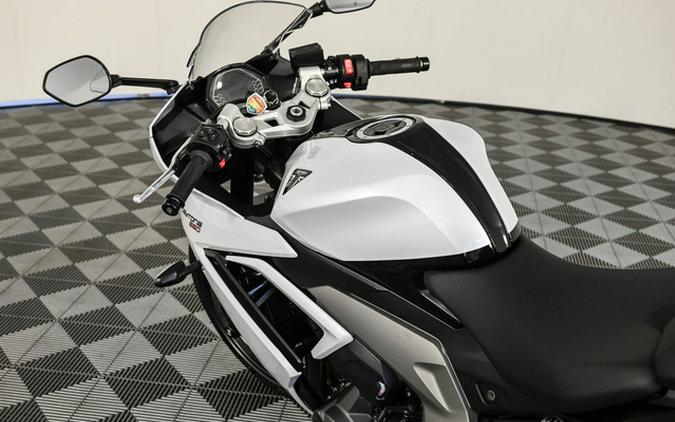 2025 Triumph Daytona 660 Snowdonia White/Sapphire Black 660