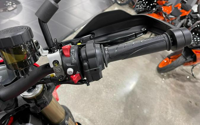 2025 Ducati HYPERMOTARD 698