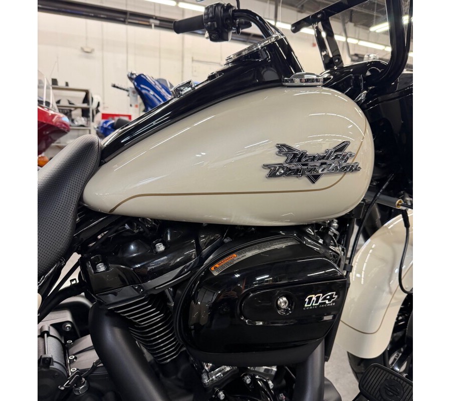 2023 FLRT Freewheeler®