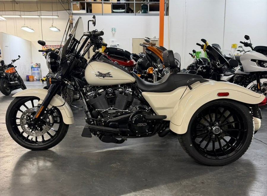 2023 FLRT Freewheeler®