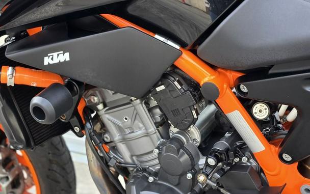 2022 KTM Duke 890 R