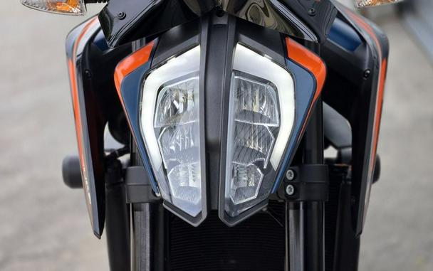 2022 KTM Duke 890 R