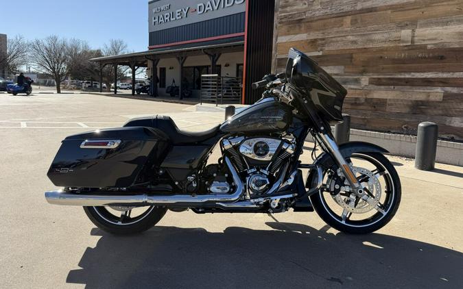 2026 Harley-Davidson® Street Glide® Midnight Ember Chrome Trim