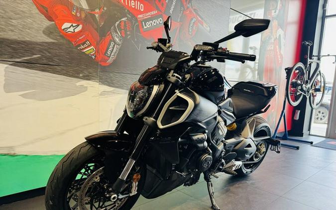 2025 Ducati Diavel V4 Thrilling Black