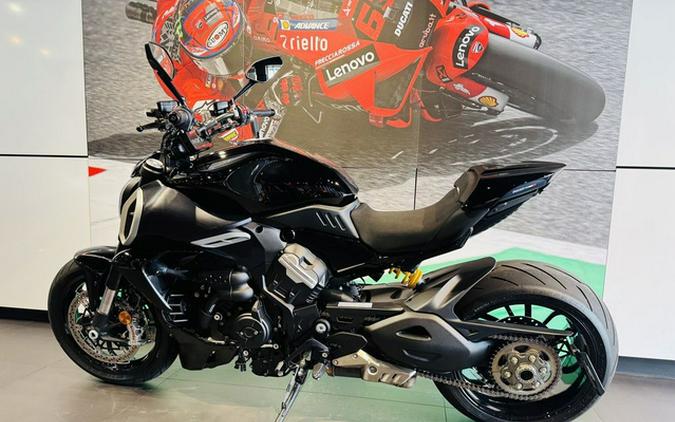 2025 Ducati Diavel V4 Thrilling Black
