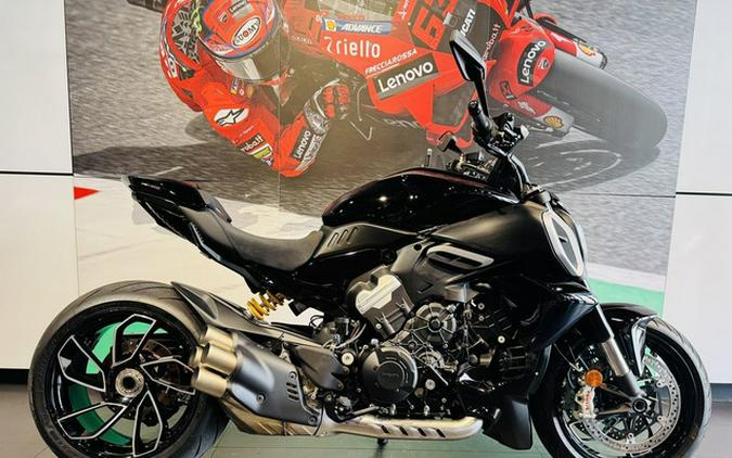 2025 Ducati Diavel V4 Thrilling Black