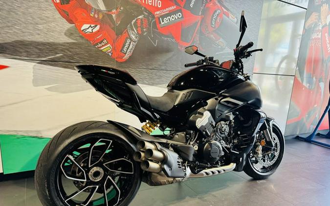 2025 Ducati Diavel V4 Thrilling Black