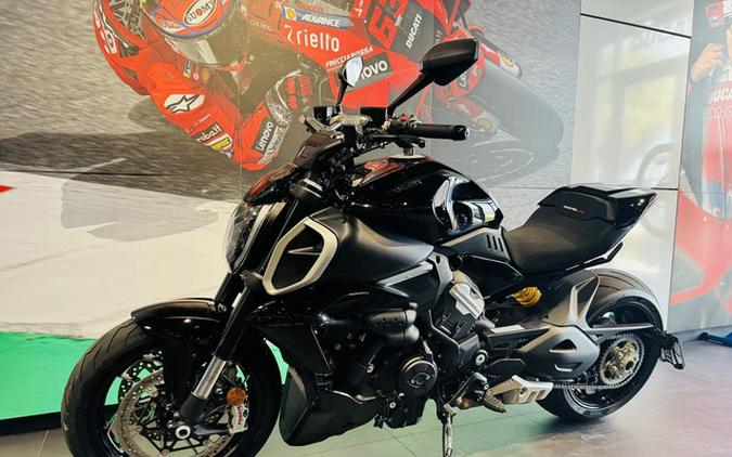2025 Ducati Diavel V4 Thrilling Black