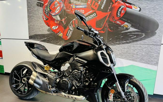 2025 Ducati Diavel V4 Thrilling Black