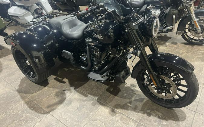 2024 Harley-Davidson® Freewheeler® VIVID BLACK W/ PINSTRIPE