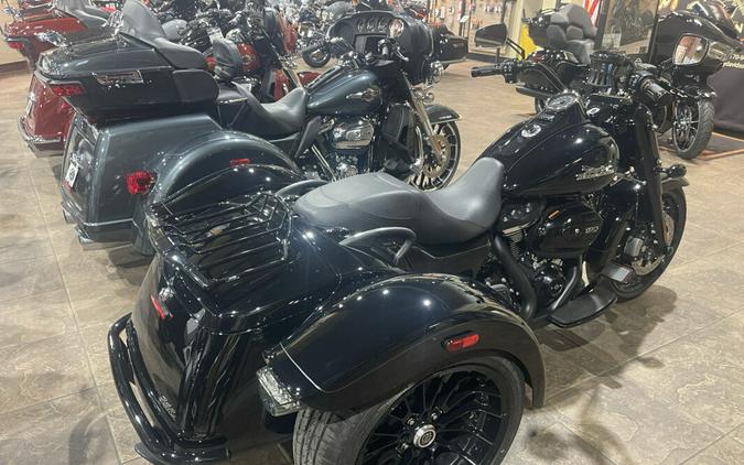 2024 Harley-Davidson® Freewheeler® VIVID BLACK W/ PINSTRIPE