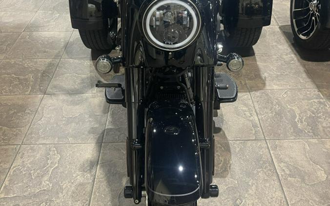 2024 Harley-Davidson® Freewheeler® VIVID BLACK W/ PINSTRIPE
