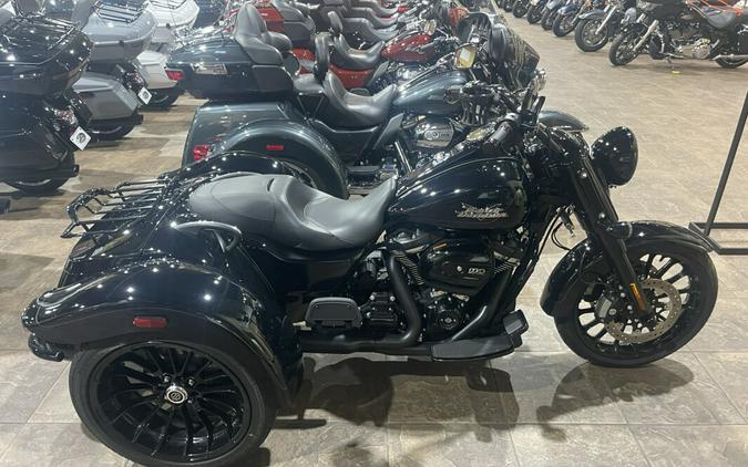 2024 Harley-Davidson® Freewheeler® VIVID BLACK W/ PINSTRIPE
