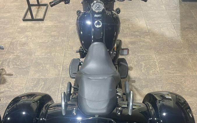 2024 Harley-Davidson® Freewheeler® VIVID BLACK W/ PINSTRIPE