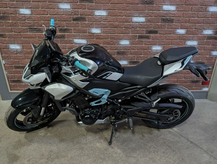 2025 Kawasaki Z900 ABS Galaxy Silver/Metallic Spark Black