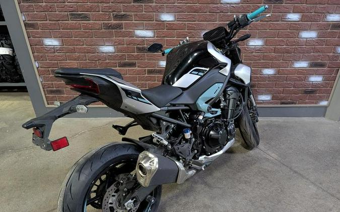 2025 Kawasaki Z900 ABS Galaxy Silver/Metallic Spark Black