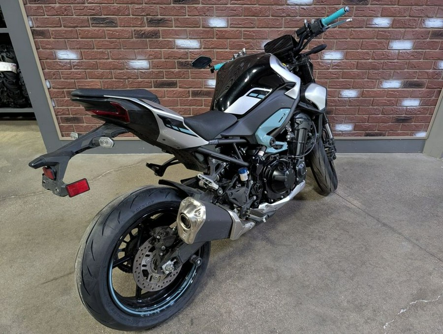 2025 Kawasaki Z900 ABS Galaxy Silver/Metallic Spark Black
