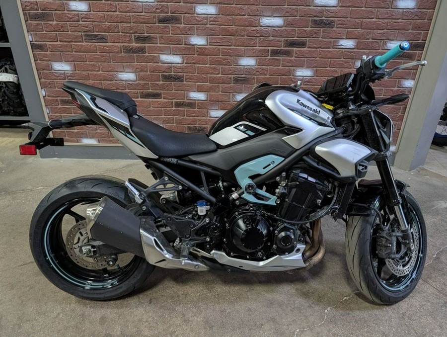 2025 Kawasaki Z900 ABS Galaxy Silver/Metallic Spark Black
