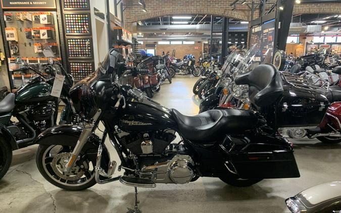 2010 Harley-Davidson® Street Glide® Vivid Black with Detachable Tour Pack