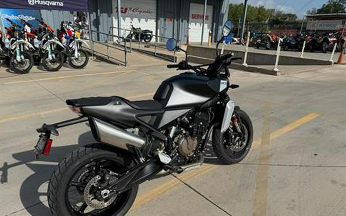 2025 Husqvarna Svartpilen 801