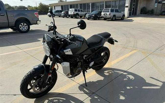 2025 Husqvarna Svartpilen 801