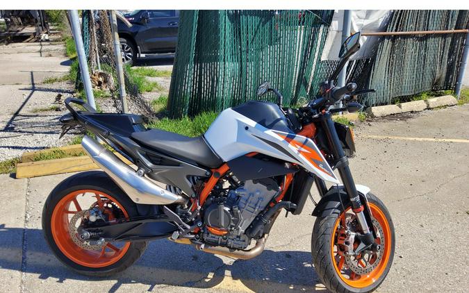 2020 KTM 890 Duke R Review: Faster, Better (17 Fast Facts)