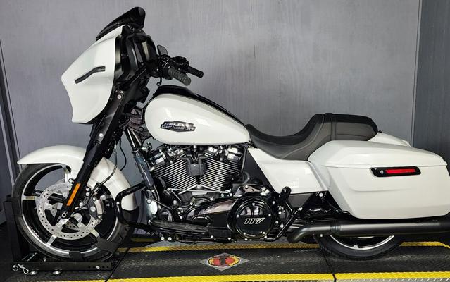 2024 Harley-Davidson Street Glide® FLHX WHITE ONYX PEARL