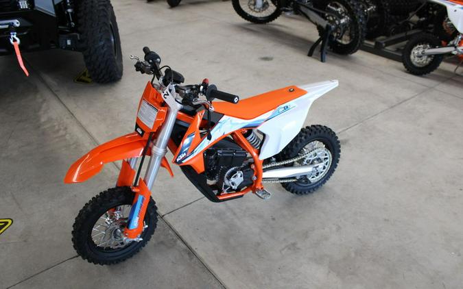 2023 KTM SX-E 3 First Look [Just In Time For Christmas]