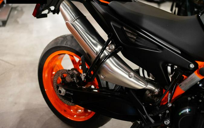 2023 KTM Duke 890 R
