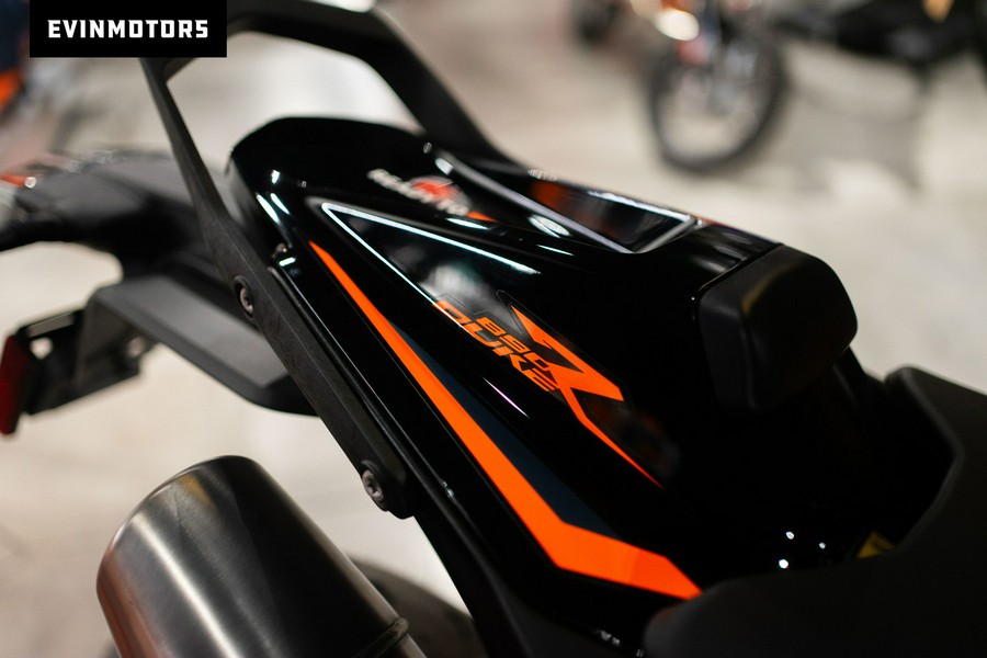2023 KTM 890 Duke R