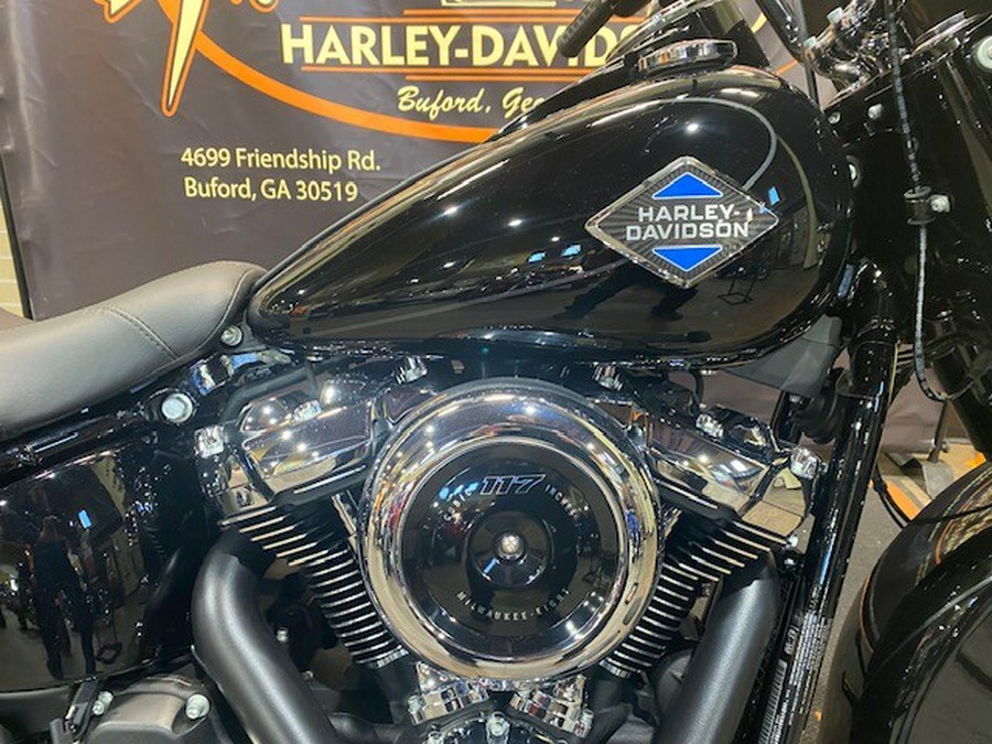 2026 Harley-Davidson® Heritage Classic Vivid Black - Black w/Laced Wheels