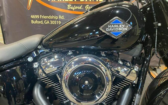 2026 Harley-Davidson® Heritage Classic Vivid Black - Black w/Laced Wheels