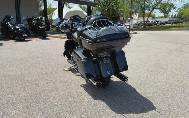 2016 Harley-Davidson® CVO™ Road Glide® Ultra Carbon Dust/Charcoal Slate