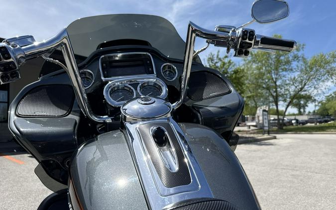 2016 Harley-Davidson® CVO™ Road Glide® Ultra Carbon Dust/Charcoal Slate