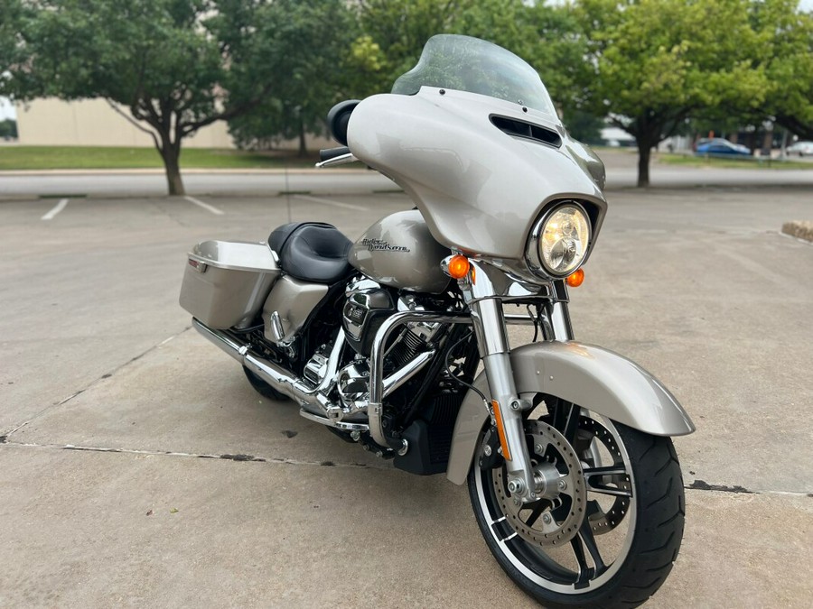 2018 Harley-Davidson® Street Glide® Silver Fortune