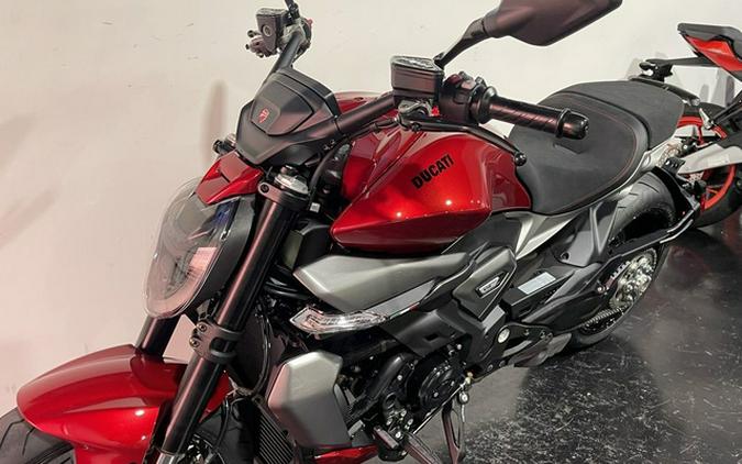 2026 Ducati XDiavel V4 Burning Red