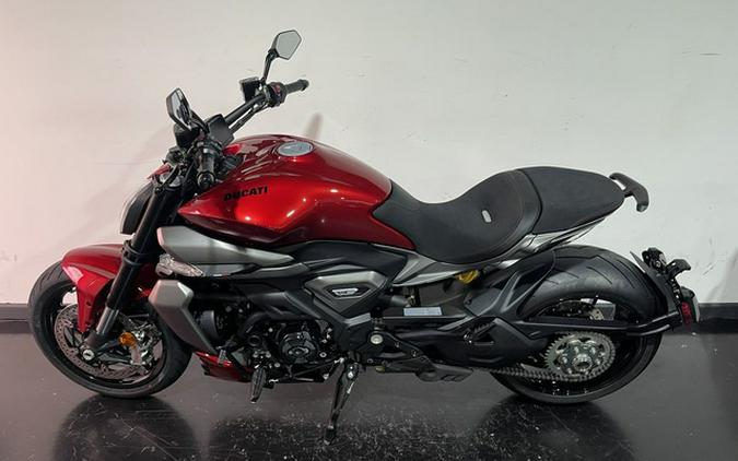 2026 Ducati XDiavel V4 Burning Red
