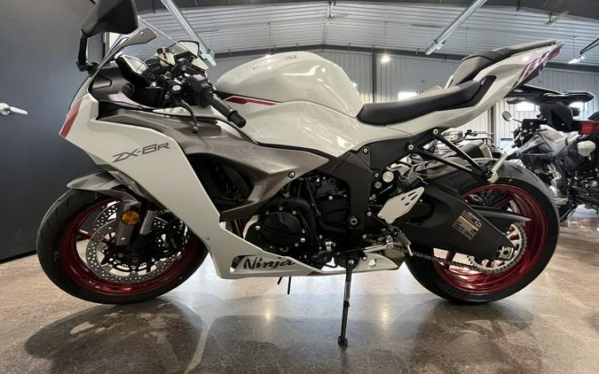 2024 Kawasaki Ninja® ZX™-6R Pearl Robotic White/Metallic Graphite Gray