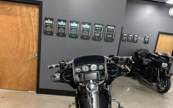 2016 Harley-Davidson® Street Glide® Vivid Black