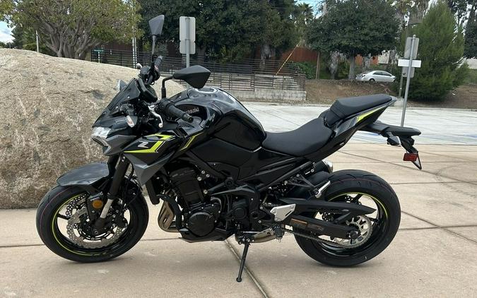 2024 Kawasaki Z900 ABS Metallic Spark Black/Metallic Matte Dark Gray