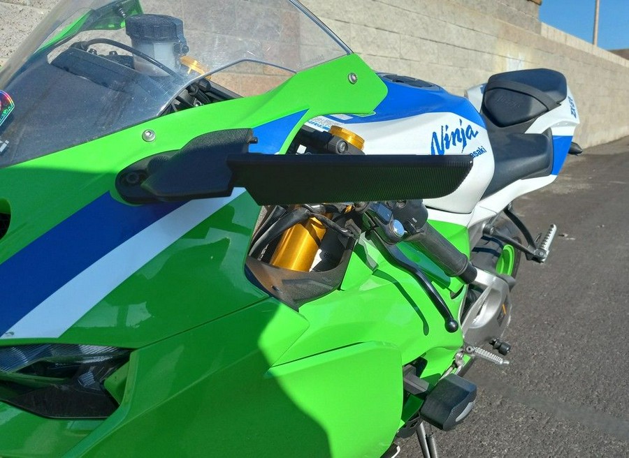 2024 Kawasaki Ninja® ZX™-6R ABS Pearl Robotic White/Metallic Graphite Gray