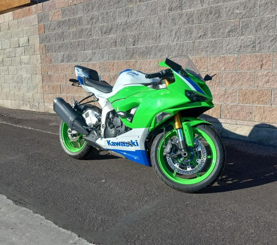 2024 Kawasaki Ninja® ZX™-6R ABS Pearl Robotic White/Metallic Graphite Gray