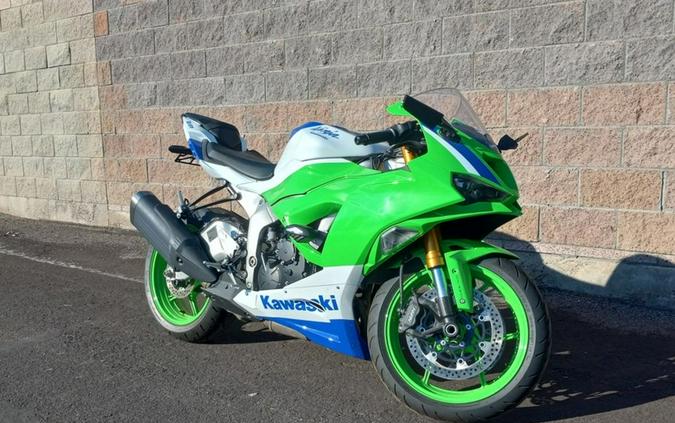 2024 Kawasaki Ninja® ZX™-6R ABS Pearl Robotic White/Metallic Graphite Gray